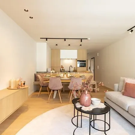 Huswell - Located With Parking In *