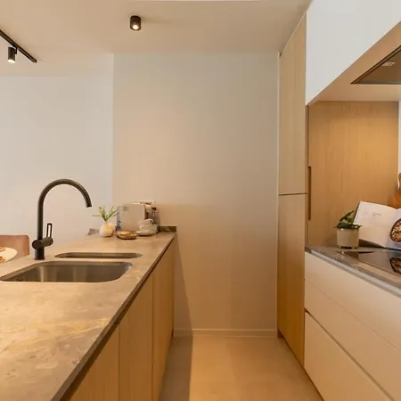 Huswell - Located With Parking In *