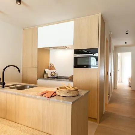 Huswell - Located With Parking In