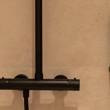 Huswell - Located With Parking In דירה *