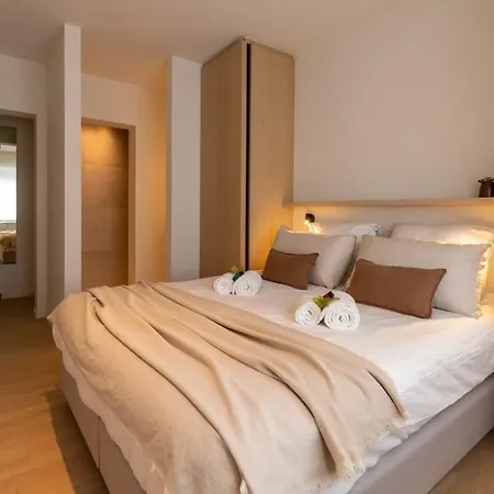 Huswell - Located With Parking In Apartment