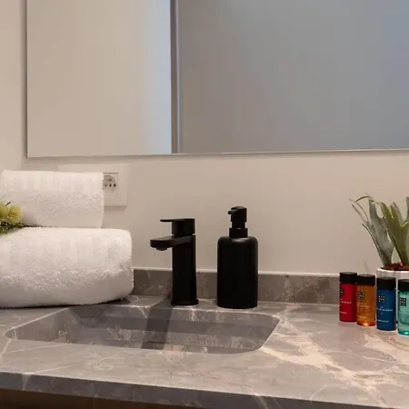 Huswell - Located With Parking In * קנוקה-הייסט