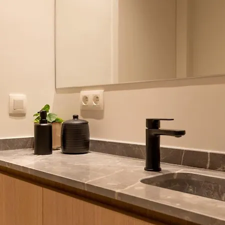 Huswell - Located With Parking In